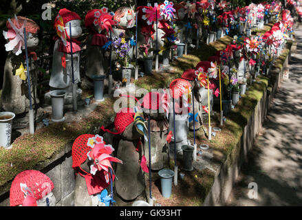 Statues Jizo au jardin des enfants à naître, Temple Zojoji, Tokyo, Japon Banque D'Images