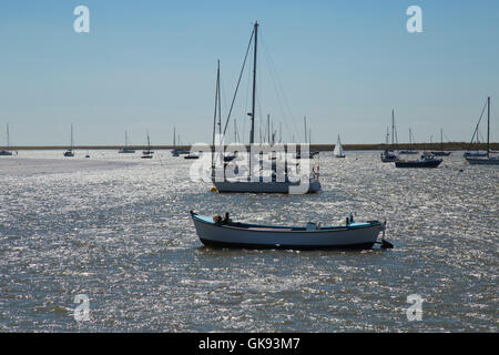 Bateaux sur le fleuve minerai dans l'Orford Suffolk Angleterre Banque D'Images