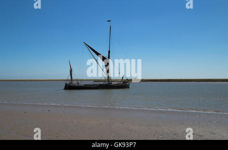 Bateaux sur le fleuve minerai dans l'Orford Suffolk Angleterre Banque D'Images