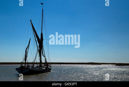 Bateaux sur le fleuve minerai dans l'Orford Suffolk Angleterre Banque D'Images