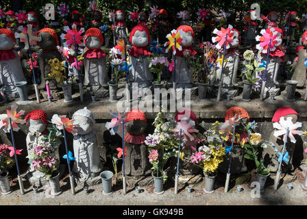 Statues Jizo au jardin des enfants à naître, Temple Zojoji, Tokyo, Japon Banque D'Images