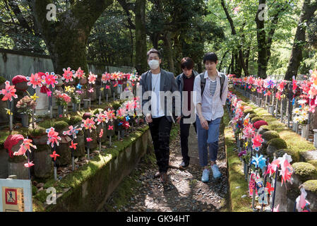 Les visiteurs du jardin des enfants à naître, Temple Zojoji, Tokyo, Japon Banque D'Images