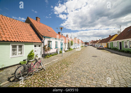 Deux vélos garés à une rue pavée avec de petits jolis cottages Stora, Norregatan Sangdang-gu, Skane / Scania, la Suède. Banque D'Images