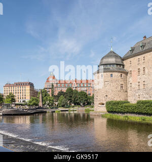 Orebro Castle (Örebro Slott) par la rivière Svartan (Svartån). La Suède. La Scandinavie. Banque D'Images