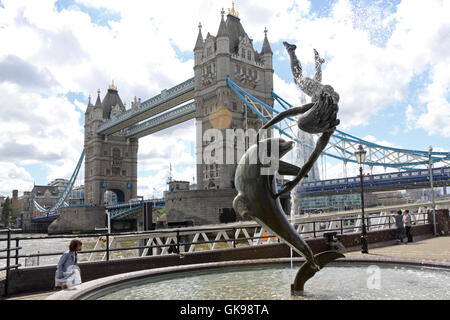David Wynne's 'Girl avec un dauphin' statue près de Tower Bridge, Londres, Angleterre, Royaume-Uni. Banque D'Images