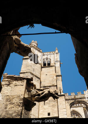 Le 12-14ème siècle Cathédrale gothique dans le centre-ville de Narbonne, Languedoc Roussillon, sud de France Banque D'Images