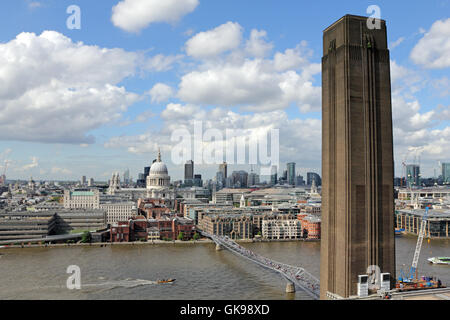 St Paul's, de la ville et pont du Millenium, vu de la Tate Modern de Londres, Angleterre, Royaume-Uni. Banque D'Images