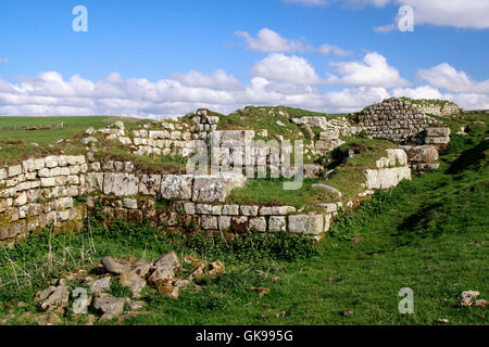 Aesica (grand fort romain de Chesters), mur d'Hadrien - bâtiment reste à l'intérieur du mur ouest. Vue vers le nord-nord-ouest. Banque D'Images