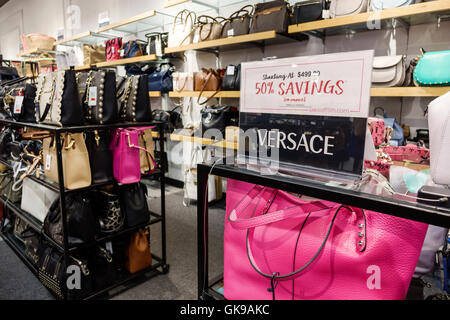 Floride, Sud, Ellenton, Ellenton Premium Outlets Mall, centre commercial, vente au détail, Saks Off 5th, magasin de vente au détail, sac à main pour femmes sacs à main poches, designer, versa Banque D'Images