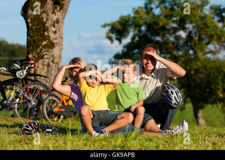 Famille fait une randonnée à vélo Banque D'Images