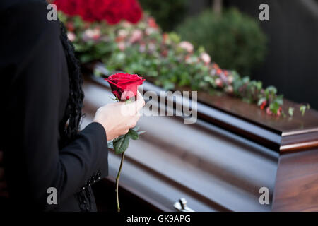 Femme au salon funéraire avec cercueil Banque D'Images