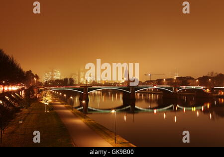 Francfort a perdu dans le brouillard. Banque D'Images