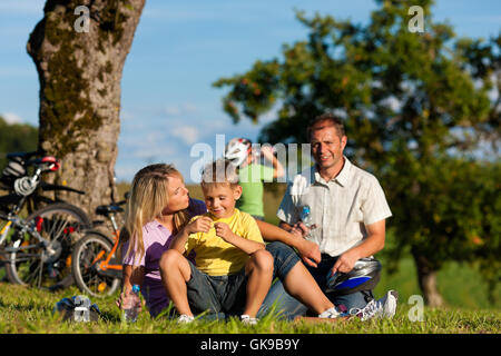 Famille fait une randonnée à vélo Banque D'Images