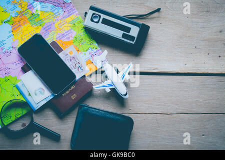 Aller à l'aventure ! La carte et le passeport sur une table en bois. Vue de dessus Travel concept. Banque D'Images