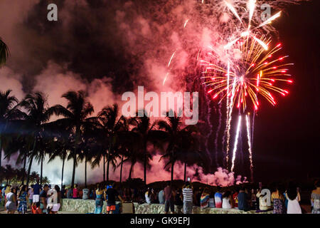 Miami Beach Florida,South Beach,Lummus Park,4 juillet,Independence Day,vacances feux d'artifice spectateurs,cococotiers palmiers,fumée,patriotisme annuel FL1 Banque D'Images