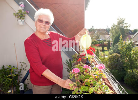 Balcon femme granny Banque D'Images