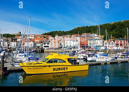 L'enquête s'efforcer de Titan, bateau amarré dans le port de plaisance, port de Scarborough, North Yorkshire, England UK Banque D'Images