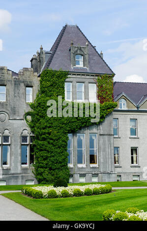 Belle vue sur Ashford Castle , Co. de Galway, Irlande Banque D'Images