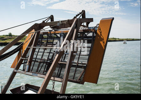 La souffleuse de drague pour la pêche des mollusques bivalves monté sur un bateau de pêche Banque D'Images