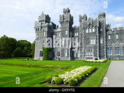 Belle vue sur Ashford Castle , Co. de Galway, Irlande Banque D'Images