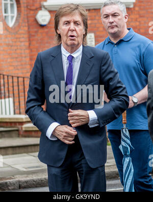 Sir Paul McCartney, chanteur compositeur arrive à la BBC Maida Vale Studios pour enregistrer une heure de programme d'édition spéciale de "astertapes' qui sera diffusé sur Radio 4 à 10h le 28 mai. La chanteuse est également à une intervie Banque D'Images