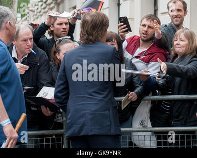 Sir Paul McCartney, chanteur compositeur arrive à la BBC Maida Vale Studios pour enregistrer une heure de programme d'édition spéciale de "astertapes' qui sera diffusé sur Radio 4 à 10h le 28 mai. La chanteuse est également à une intervie Banque D'Images