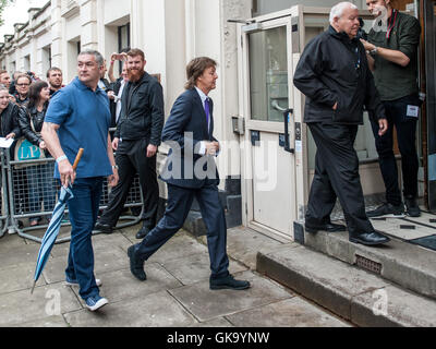 Sir Paul McCartney, chanteur compositeur arrive à la BBC Maida Vale Studios pour enregistrer une heure de programme d'édition spéciale de "astertapes' qui sera diffusé sur Radio 4 à 10h le 28 mai. La chanteuse est également à une intervie Banque D'Images