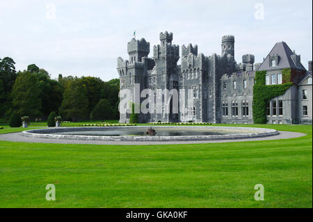 Belle vue sur Ashford Castle , Co. de Galway, Irlande Banque D'Images