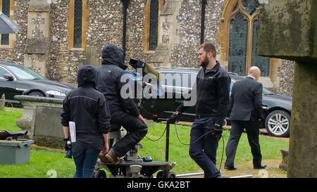 Acteurs d'assister aux funérailles de Peggy Mitchell, joué par Dame Barbara Windsor, sur l'ensemble d'Eastenders Où : United Kingdom Quand : 11 mai 2016 Banque D'Images