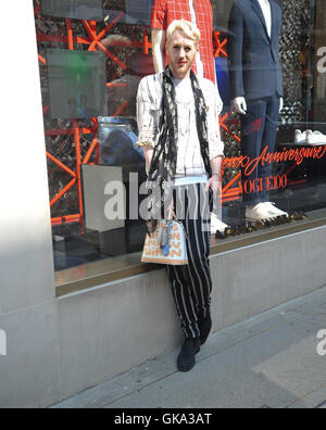 Lewis-Duncan Lewis-Duncan Fashion blogger, Weedon Weedon arrive à Louis Vuitton sur Bond Street à pour voir de leur collection Printemps Été. Comprend : Lewis-Duncan où Weedon : London, Royaume-Uni Quand : 12 mai 2016 Banque D'Images