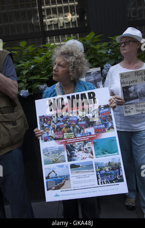 Les militants de la paix tiennent une vigile à midi en face de la consulat japonais à New York sur la 71e anniversaire des bombardements de Hiroshima et Nagasaki et d'interdire immédiatement toutes les armes nucléaires dans le monde. Banque D'Images