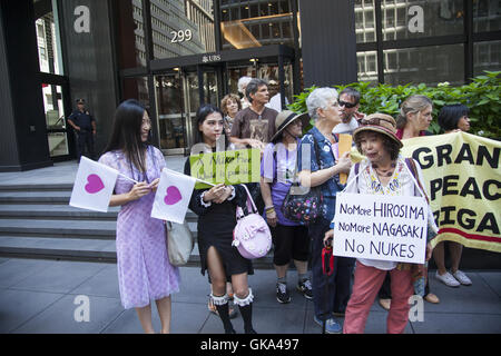 Les militants de la paix tiennent une vigile à midi en face de la consulat japonais à New York sur la 71e anniversaire des bombardements de Hiroshima et Nagasaki et d'interdire immédiatement toutes les armes nucléaires dans le monde. Banque D'Images