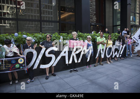 Les militants de la paix tiennent une vigile à midi en face de la consulat japonais à New York sur la 71e anniversaire des bombardements de Hiroshima et Nagasaki et d'interdire immédiatement toutes les armes nucléaires dans le monde. Banque D'Images