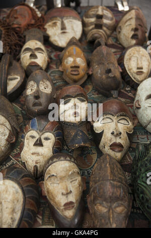 Masques africains vendus sur la rue en face du Musée d'Art Moderne de New York. Banque D'Images