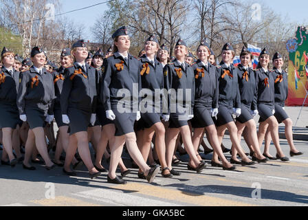 Les cadets de l'académie de police féminins marching on parade Banque D'Images