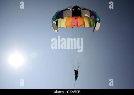 Un arrière-plan avec une vue abstraite d'un parachute parapente colorés près du soleil clair. Banque D'Images