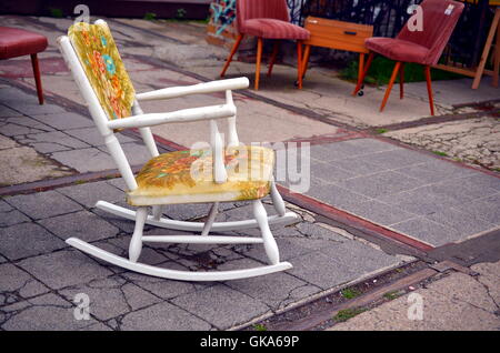 Vintage blanc rocking chair sur la rue Banque D'Images