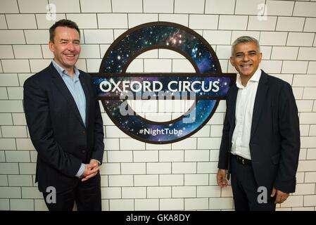 Transport for London Directeur Général Mark Wild (à gauche) et le maire de Londres Sadiq Khan avec un nouveau logo Tube nuit à la station de métro Oxford Circus, avant le lancement du service à Londres. Banque D'Images