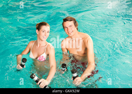 Sports - remise en forme sous l'eau dans la piscine ou spa Banque D'Images