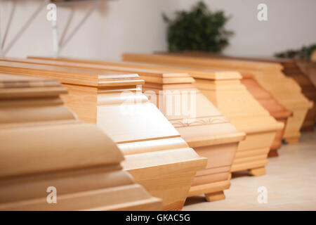 Cercueils dans un magasin dans un salon funéraire Banque D'Images