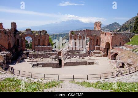 Théâtre grec de Taormina et l'etna Banque D'Images