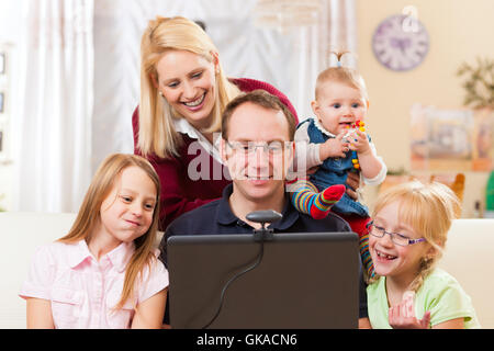 Dans la famille avant de l'ordinateur avec la vidéo de chat Banque D'Images