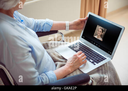 Senior woman using computer Banque D'Images
