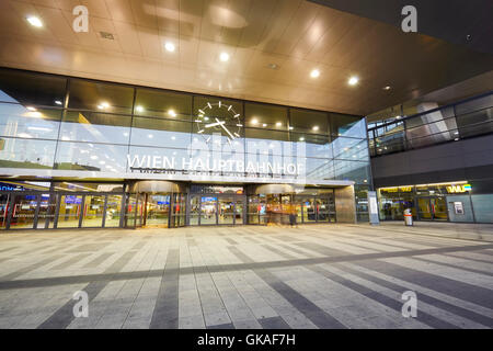 Entrée de la Wien Hauptbahnhof, la gare principale à Vienne au crépuscule. Banque D'Images