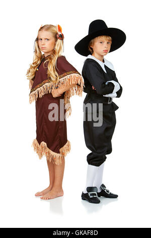 Série avec des enfants habillés en costume pour célébrer l'américain de Thanksgiving. Garçon comme fille, pigrim comme Américains autochtones. Banque D'Images