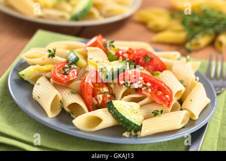 Pâtes aux tomates et courgettes Banque D'Images
