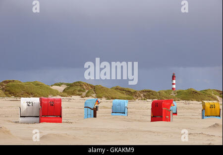 Chaises de plage et le phare Banque D'Images