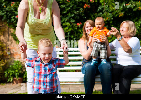 Deux mères avec grand-mère et les enfants dans le parc Banque D'Images