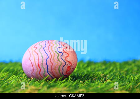 Oeufs de Pâques peints de couleurs vives Banque D'Images