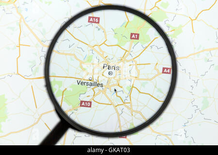 Plan de Paris sur Google Maps sous une loupe Banque D'Images